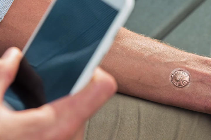 El tatuaje permite desbloquear el teléfono inteligente sin necesidad de teclear algún número. (YouTube)