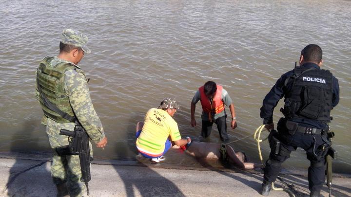 Personal del Cuerpo de Bomberos, Protección Civil y y elementos de los Buzos Castañeda, realizaron las maniobras para rescatar el cuerpo. (El Siglo de Torreón)