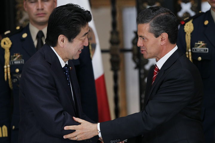 Japón.  El presidentePeña Nieto (d) y el primer ministro de Japón, Shinzo Abe (i) hablan al finalizar un almuerzo oficial. 
