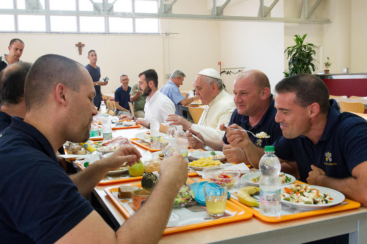 Grata comida. Una grata sorpresa se llevaron los empleados del Vaticano al recibir al Papa Francisco a la hora del almuerzo.