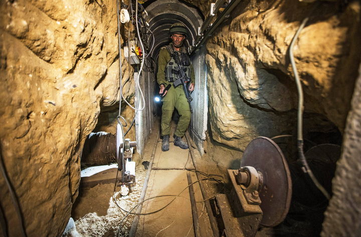 Muestra túneles. Un soldado israelí muestra un túnel utilizado por militantes palestinos.