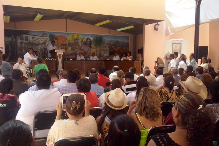 Sesión. En Viesca, se realizó una Sesión Solemne de Cabildo, para entregar un reconocimiento a los ciudadanos distinguidos.