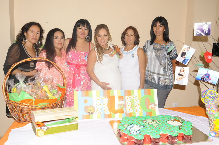   Astrid Guerra de Medina en compañía de las organizadoras de su baby: Eloísa Muñoz, Socorro Muñoz, Ángela Muñoz, Martha Muñoz y Hortencia Muñoz.

