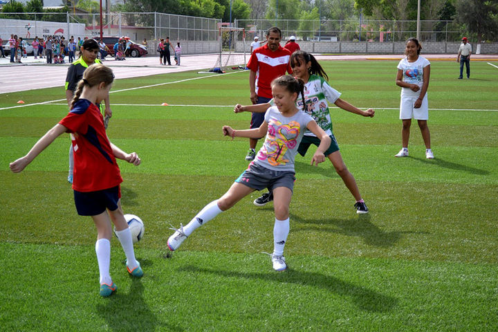 Regresan a casa. Pequeños futbolistas retoman sus actividades en la Escuela de Futbol Municipal en la Unidad Deportiva.
