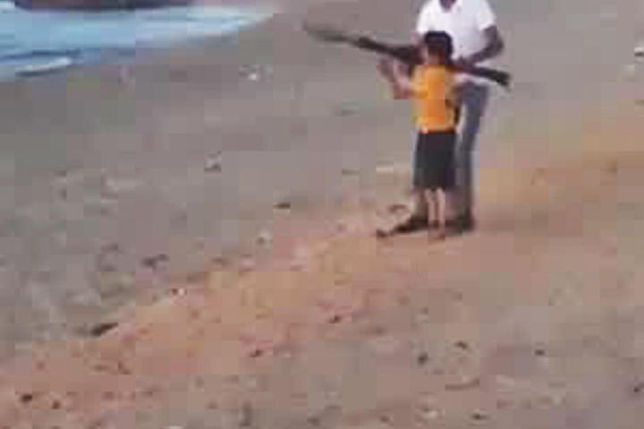 El pequeño recibe sus primeras lecciones de guerra. (YouTube)