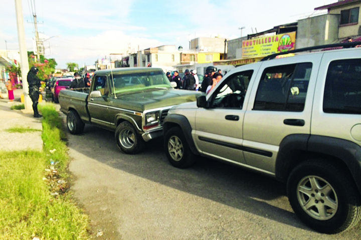 Detenidos. El vehículo en que viajaban los presuntos asaltantes chocó contra una camioneta Jeep Liberty conducida por una mujer que resultó ilesa.