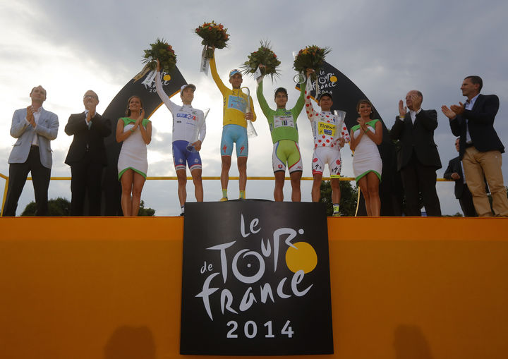 Vincenzo Nibali posa con los ganadores del Tour de Francia durante la ceremonia de premiación. (AP)