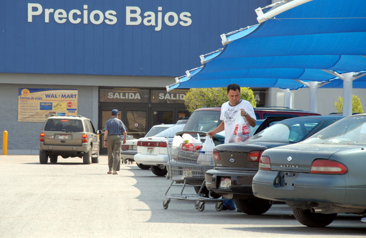 Despidos. Wal-Mart fue la tienda de autoservicio con el mayor recorte, casi 15 mil plazas menos. (ARCHIVO)