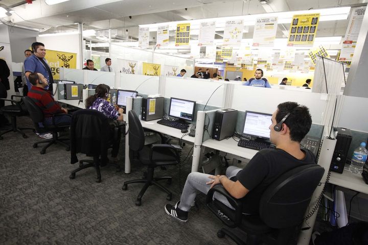 Empleo.  Los centros de atención telefónica pueden ser una buena opción de trabajo para estudiantes.