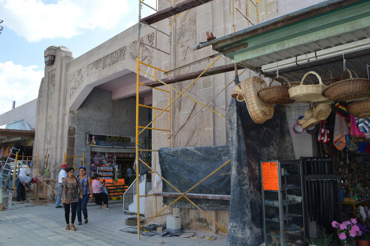 Reparaciones. La semana pasada iniciaron las reparaciones a las fachadas de cantera de los accesos principales del mercado.