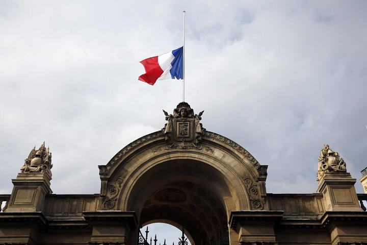 Las banderas del Palacio presidencial del Elíseo, de la Asamblea Nacional francesa, cámara de diputados de Francia, del Senado y de numerosas sedes de organismos públicos lucen a media asta en señal de luto. (EFE) 
