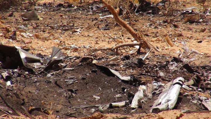 Más de 200 militares se encargan de proteger el lugar donde cayó el avión en un espacio muy reducido de unas nueve hectáreas, al este de Malí. (EFE) 
