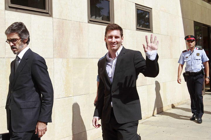 El 20 de junio de 2013 el Juzgado admitió la querella presentada por la Fiscalía de Barcelona contra el delantero azulgrana y su padre por tres presuntos delitos de fraude contra la Hacienda pública por valor de 4.1 millones de euros. (Archivo)