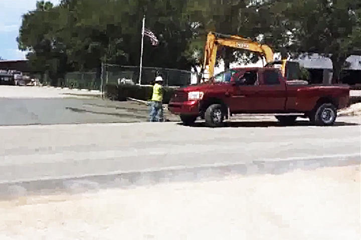 Al trabajador se le olvida cerrar la calle y varios autos echan a perder su ardua labor. (YouTube)
