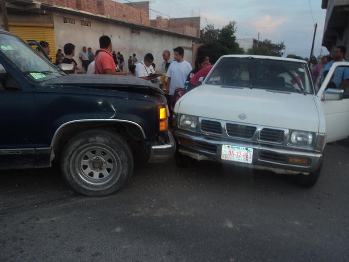 El percance se registró minutos después de las 20:30 horas del pasado domingo en la confluencia de avenida Abasolo y calle Jiménez. (El Siglo de Torreón)