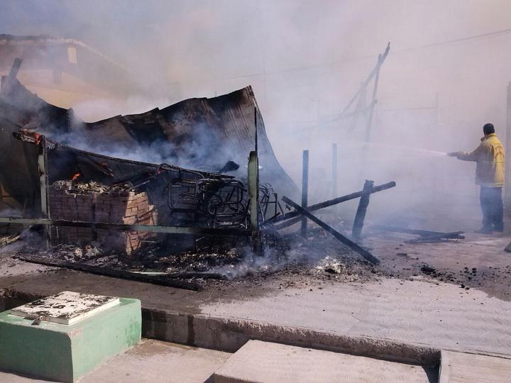 La rápida acción de los bomberos evito que el fuego que se concentraba en una bodega de la institución, se propagara hacia los salones contiguos. (El Siglo de Torreón)