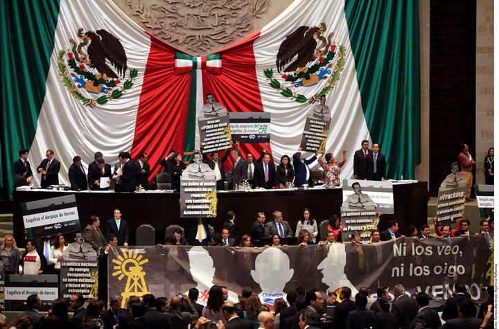 Izquierda. Los legisladores del PRD realizaron una protesta en medio de la discusión. 