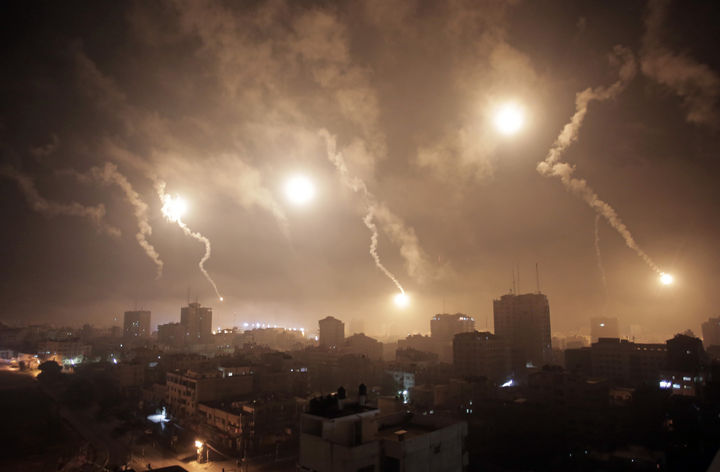 Guerra. Aspectos de los misiles que Israel mandó a la ciudad de Gaza, tras declarar que espera una larga campaña. (EFE)