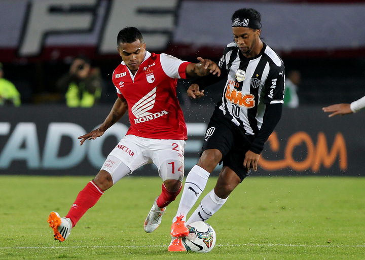 El brasileño Ronaldinho Gaúcho acordó ayer la rescisión de su contrato con el Atlético Mineiro. Ronaldinho deja al Mineiro