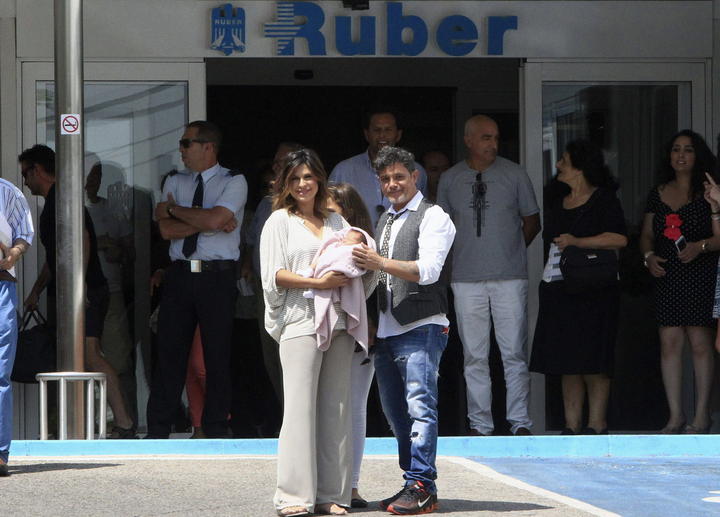 Alejandro Sanz presentó a su hija Alma al salir del hospital en Madrid. (Archivo) 