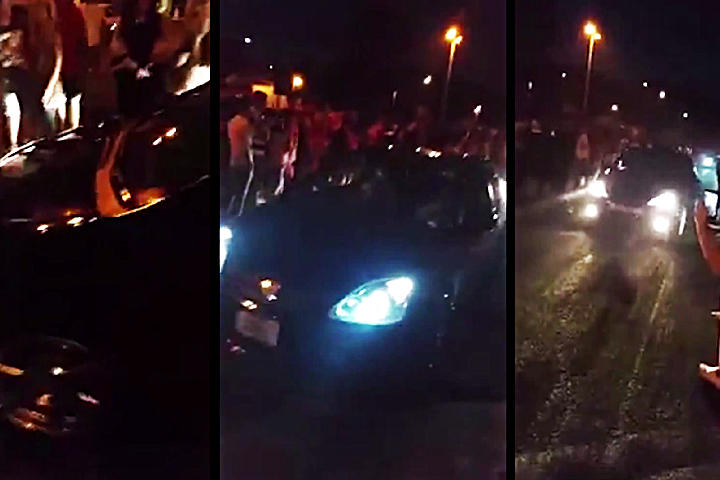 Uno de los autos se impacta directo contra varios asistentes. (YouTube)