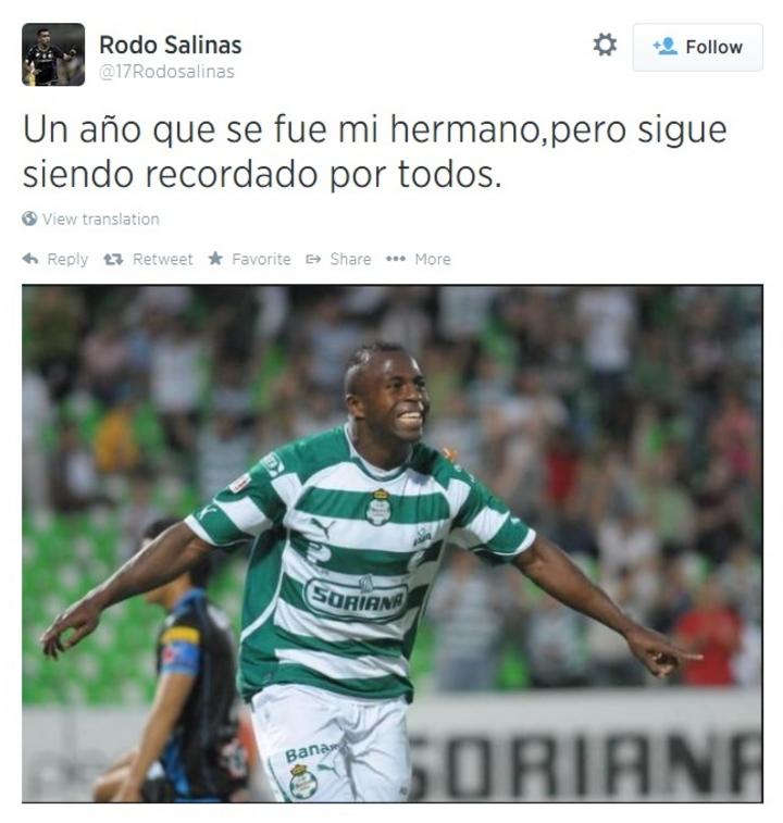 Rodolfo también compartió una imagen, donde el 'Chucho' portaba la camiseta de Santos Laguna y celebraba una anotación. (Twitter)