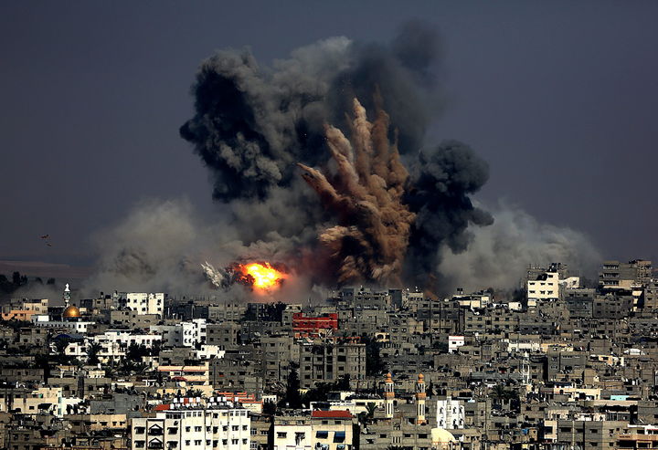 En guerra. Israel y Hamas se culpan mutuamente por no llegar a una tregua o a un acuerdo de paz, mientras cien personas murieron ayer. 
