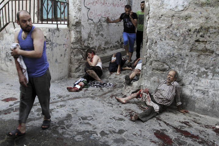 Un mercado y una escuela de la ONU fueron blancos de los bombardeos de Israel en Gaza, donde murieron hoy 93 palestinos. (EFE)
