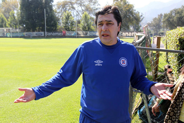 El desempeño de Cruz Azul en lo que va del Apertura 2014 no convence a Luis Fernando Tena. (Archivo)