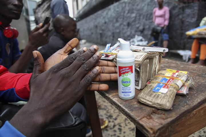 Desde principios del año, un brote de ébola se ha diseminado en África occidental. (ARCHIVO)