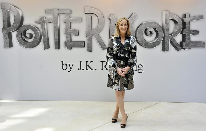 Rowling se ha convertido en la primera persona en hacerse millonaria mediante la literatura, y está considerada como la mujer más rica de Reino Unido, por encima de la Reina Isabel II. (ARCHIVO)