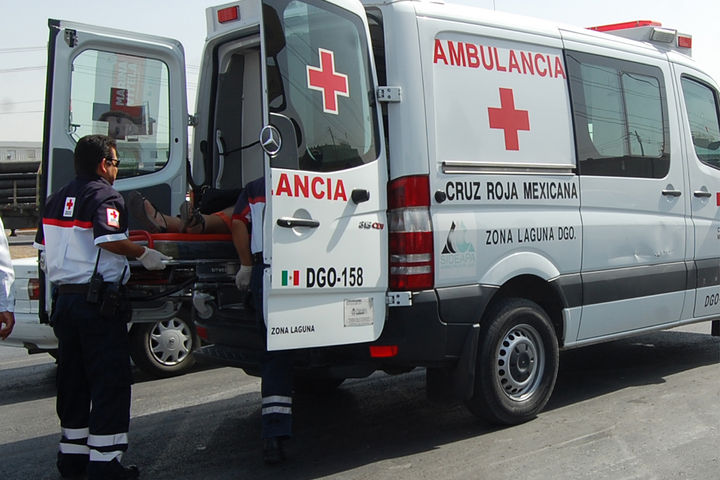 Choque. Camión de viaje impacta a taxi, los lesionados fueron trasladados por la Cruz Roja.