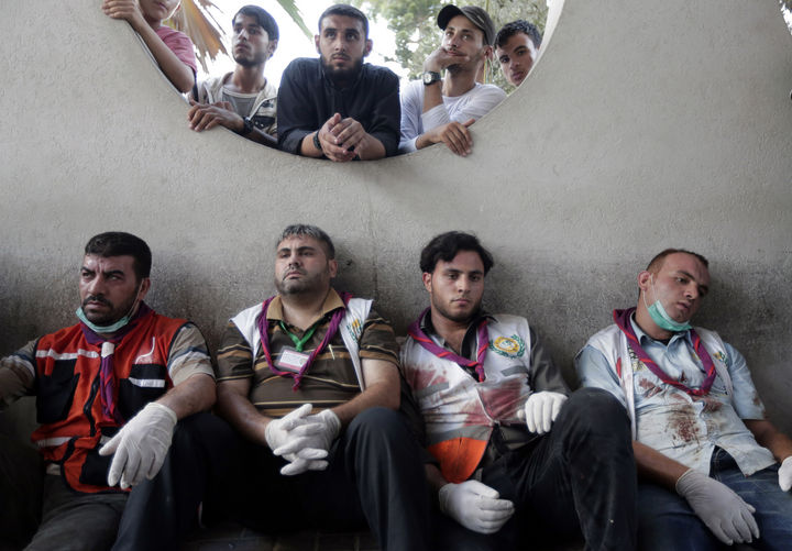 Agotados. Médicos en Palestina se toman un receso, sus rostros se muestran totalmente agotados y tristes. (AP)