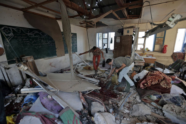 Escuela de la ONU. En la imagen se observa un salón de la escuela de la ONU donde se perpetró un ataque. (AP)