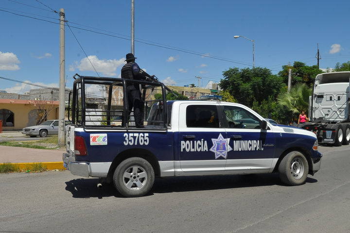 Detenido. Los patrulleros de la Dirección de Seguridad Pública Municipal, pusieron a disposición del M. P. al motociclista.