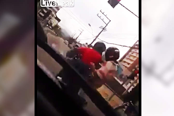 El sujeto no puede mantenerse firme y termina cayendo de la motocicleta. (YouTube)
