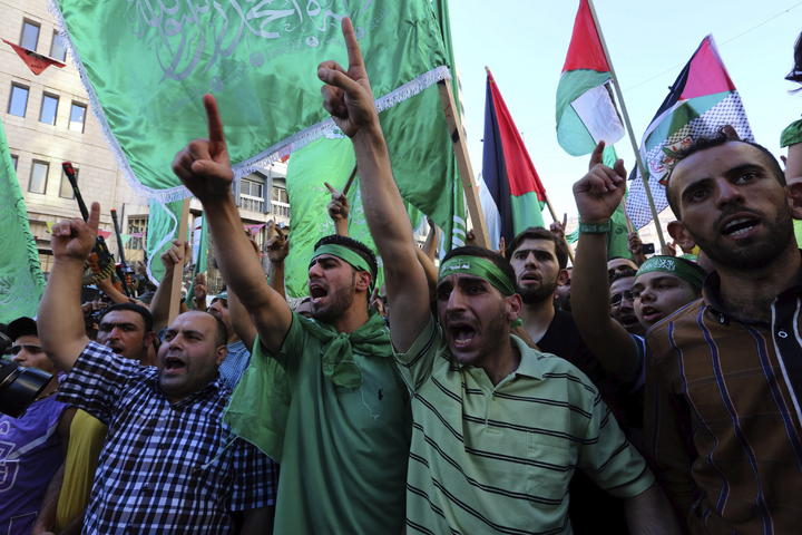 Furia. Palestinos seguidores de Hamas marchan y lanzan consignas contra Israel, alertándole que las hostilidades seguirán. (EFE)
