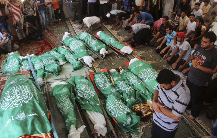 Adiós. Funerales comunes se dan en Palestina ante la enorme cantidad de decesos que el conflicto con Israel ha dejado; la sangre no deja de correr del lado palestino. (EFE)


