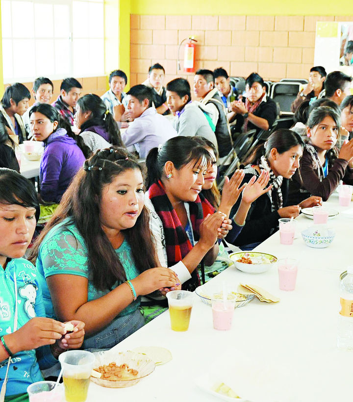 Reto. Los jóvenes indígenas tienen aspiraciones de superarse en el rubro académico, de ahí que se les apoya con becas alimentarias. 