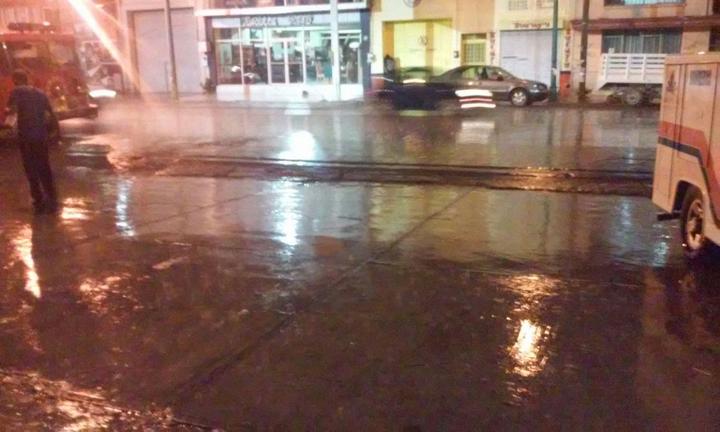 Una tormenta eléctrica acompañada de viento de 45 km/h y lluvia, se dejó sentir hoy por la noche en gran parte de la zona metropolitana de Comarca Lagunera.