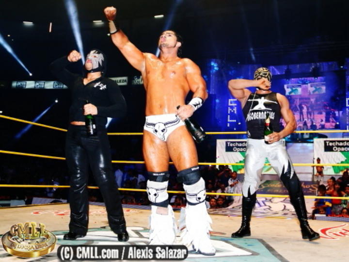 Rush hizo efectiva su amenaza y a la mala dio tremenda humillada al Negro Casas para quedarse con su cabellera. (www.cmll.com)