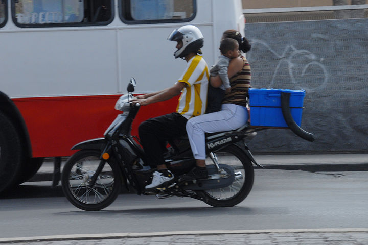 Riesgos. Al no contar las ciudades con vías adecuadas, el que los motociclistas incumplan los reglamentos los ponen en serios riesgos.