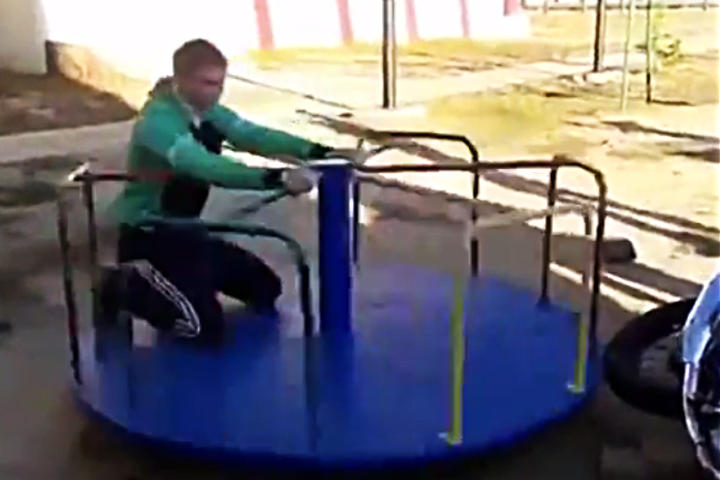 El muchacho no puede controlar su pierna por la fuerza centrífuga y ésta termina impactándose brutalmente contra la motocicleta. (YouTube)