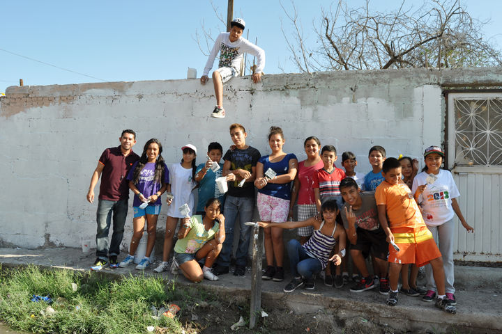 Amistad. En el arranque, se unieron 25 niños y jóvenes para dar los primeros trazos del mural que se plasma en una casa abandonada. 