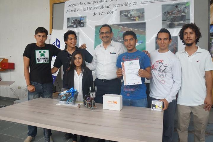 Compiten. Los ganadores del equipo Coyobot junto al rector de la UTT, Indalencio Medina. (CORTESÍA)