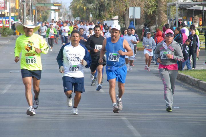La prueba atlética está dedicada a personas mayores de 50 años de edad, quienes podrán correr, trotar y hasta caminar en el trayecto de 5 kilómetros Presentan edición 2014 de Carrera del Adulto Mayor