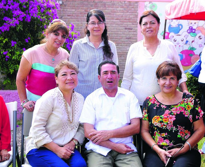   El Padre Chuy cumplió años recientemente y fue festejado por Elena, Rocío, Tere, Toñeta y Elena.
