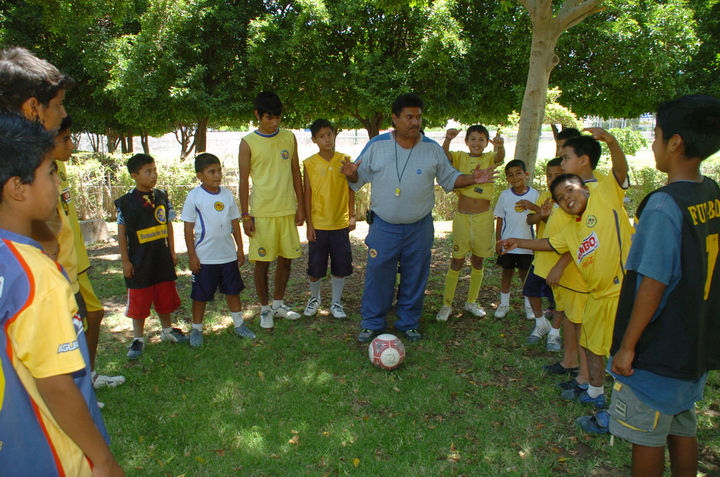 El Centro de Formación Futbolística, de la Escuela de Futbol América, reanudó sus actividades en las canchas de la Unidad Deportiva Torreón. Reinicia clases en UDT la Escuela de Futbol América