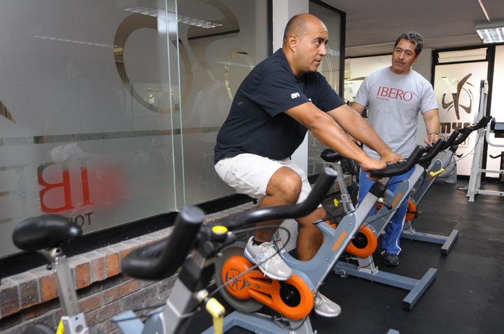Personal altamente capacitado se ubica en el gimnasio de pesas y aparatos en la UIA Torreón. (Erik Sotomayor)