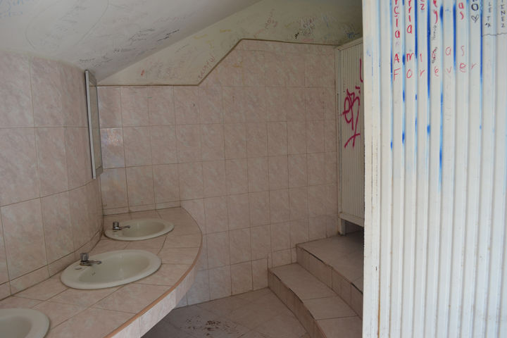 ¿Aceptables? Los baños están en condiciones regulares; por lo general están limpios,  pero hace falta mejorar sus servicios,  ya que en ocasiones no hay agua y el estado no es muy bueno. 
